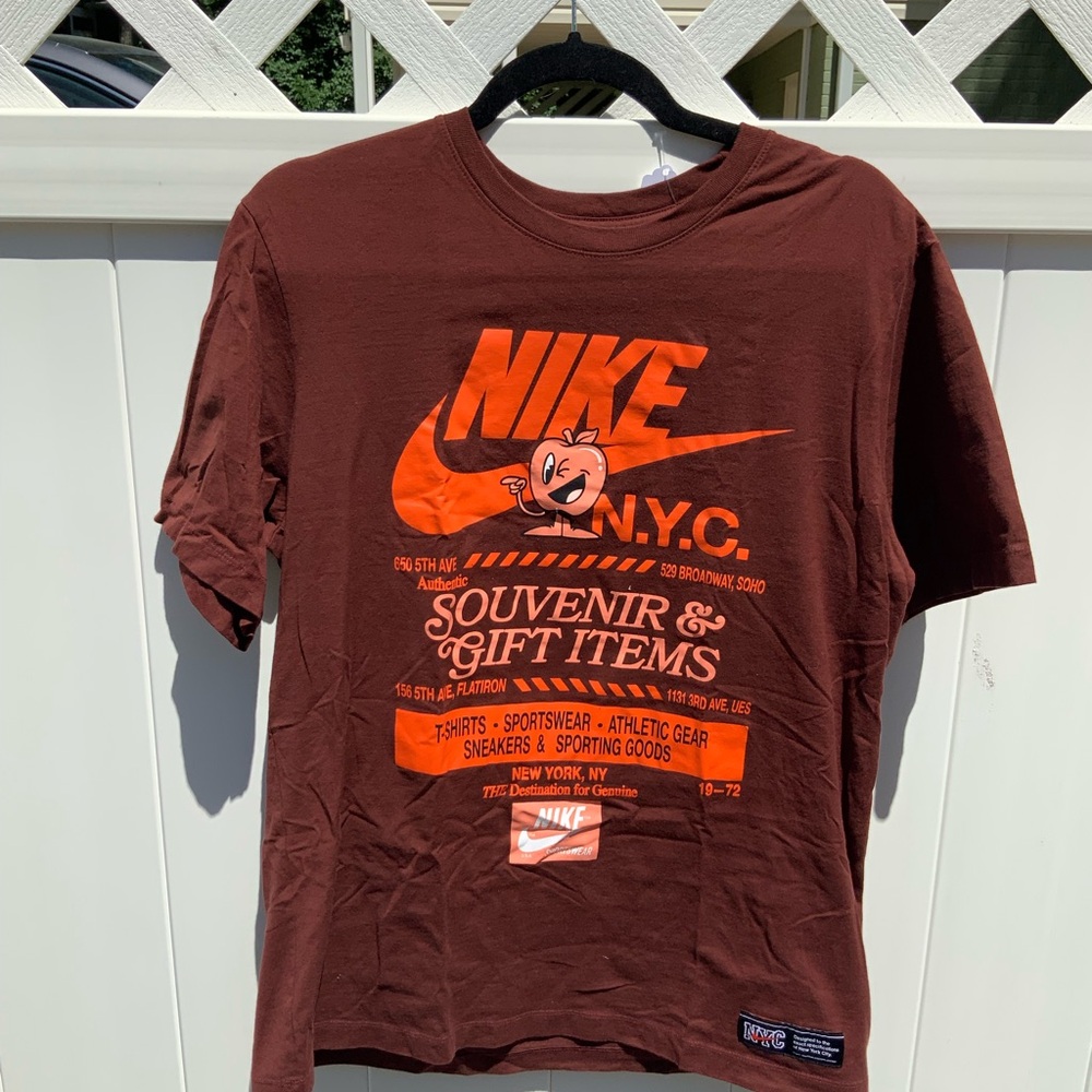 Men’s Nike Graphic T-Shirt. Brown Size Medium